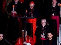 Droga Krzyżowa w rzymskim Koloseum. Leon XIV sam niesie krzyż