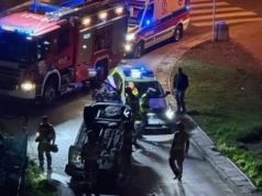 Samochód dachował na ulicy Towarowej. Droga jest zablokowana