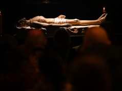 Obrzędy Wielkiego Piątku w centrum największej parafii Raciborza