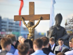 Wielki Piątek w Rzeszowie. Tłumy wiernych na Drodze Krzyżowej w Parku Papieskim