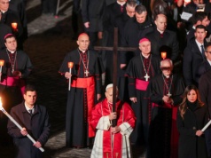 Papież Leon XIV przewodniczył Drodze Krzyżowej w rzymskim Koloseum