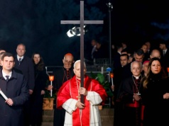 Wyjątkowa Droga Krzyżowa w Koloseum. Leon XIV sam poniósł krzyż