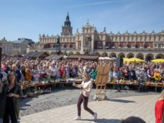 Najpierw święcenie pokarmów w koszyczkach na Rynku Głównym, potem poczęstunek żurkiem