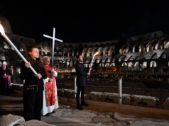 Droga Krzyżowa w Koloseum o pokoju i władzy wywołującej wojny