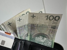 Praca za 12 tys. zł brutto i umowa. Nie wymagają wykształcenia, wystarczy prawo jazdy