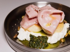 Nikt nie przyzna, że lubi. Jednak po cichu Polacy wcinają, aż miło. Niedocenione wędlina