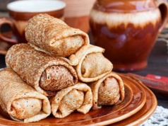 Wielkanocne naleśniki zachwycają smakiem. W środku prawdziwie świąteczne składniki