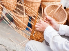 8 tys. zł na rękę dla mistrza wyplotu. Ile zarabia się w polskim zagłębiu wikliniarskim?