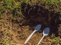 Kładę łyżkę na trawie w ogrodzie. Ta prosta czynność ma ogromne znacznie