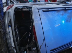 Dachowanie auta w Młynku! Samochód na boku, jedna osoba trafiła do szpitala