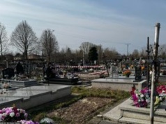 Kobieta wpadła do grobu. Niecodzienny incydent na cmentarzu