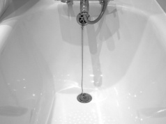 Jak wyczyścić wannę? Jeden prosty nawyk i koniec z kamieniem. Mało kto o tym pamięta