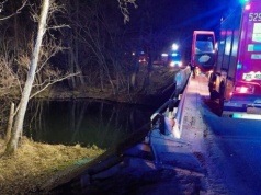 Dramat w Kępicach. Auto z rodziną wpadło do rzeki. Tragiczny finał