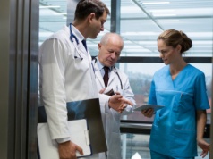 92 proc. lekarzy zadowolonych z życia. Ale z jednym mają duży problem