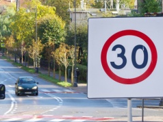 Kwadratowy znak B-43 na osiedlu. Dokąd obowiązuje ograniczenie prędkości?