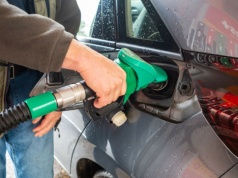 Tyle ma kosztować paliwo w Wielkanoc. Rząd mrozi ceny, a sąsiedzi ruszają na łowy