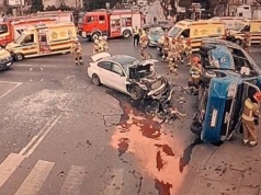 Kierowca BMW wbił się w autobus. Jest nagranie wypadku w Markach