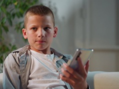 Rodzice i nauczyciele wypowiedzieli wojnę telefonom. Opracowali "umowę ekranową"