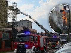 W Warszawie spłonął papieski krzyż. Jest niepokojąca hipoteza