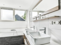 Nie chcesz mieć pleśni w łazience? Oto rozwiązania, które warto mieć u siebie. Problem znika