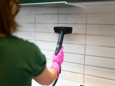 Myjka parowa w natarciu. Fugi aż lśnią czystością, ale czy jest to dla nich bezpieczne?