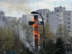Pożar krzyża papieskiego w Warszawie. Policja ujawnia prawdopodobną przyczynę