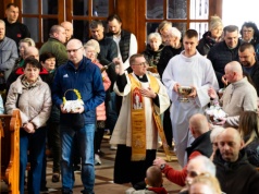 Święcenie pokarmów w kościołach regionu radomskiego. Tłumy wiernych i wielkanocna atmosfera
