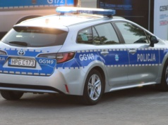 Interwencja policji w Krakowie. Pobudzonego 34-latka obezwładniono na klatce schodowej