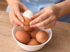 Jajka na parze z sosem chrzanowym, które rozpływają się w ustach