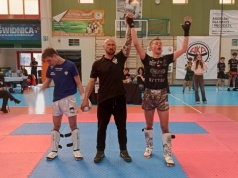 Świdnicki fighter z pasem mistrzowskim WKA