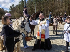 Wielkanocny koszyk z wysokości końskiego grzbietu