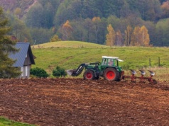 Koniec dyktatu „miastowych” na wsi. Rolnik nie zapłaci już kary za to, że pracuje