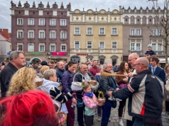 Święcenie pokarmów wielkanocnych na raciborskim rynku