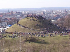 Rękawka na Kopcu Krakusa. Tradycyjne święto z motywem „Zbrodnia i kara”
