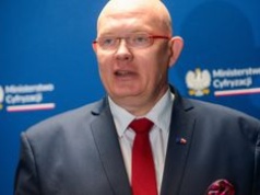 Ta funkcja nie działa w Polsce. Wiceminister pyta operatorów