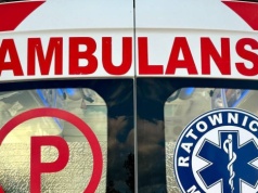 Groźny wypadek w Markach, autobus przewrócił się po zderzeniu z BMW. Jest wideo