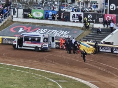 Żużel. Okropny wypadek w Ostrowie! Zawodnik PSŻ wleciał w bandę!