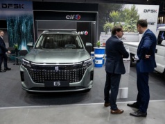 Polski paradoks. Ceny paliw ostro w górę, sprzedaż samochodów też