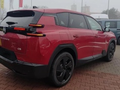 Pakowny SUV Citroena z 2026 r. oferowany za 114 900 zł. Ma hybrydę, automat i spala 5,4 l na 100 km