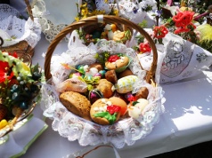 Symbolika Świąt Wielkanocnych: kolory w koszyczku ze święconką