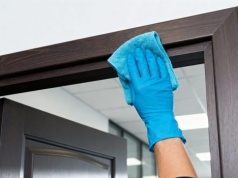 Czysty dom już od progu. Tak wyczyścisz drzwi wejściowe, by były jak nowe