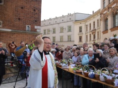 „Prawda tych świąt jest zawarta w tych pokarmach”. Tłumy krakowian na święceniu przed Mariackim (Galeria)