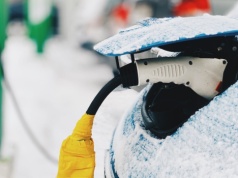 Gdy paliwo drożeje, elektryki znów przyciągają uwagę kierowców. O zakupie wciąż decyduje rachunek