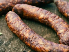 Po co kiełbasie czerwony sznurek na końcu? Mało kto wie, co on oznacza