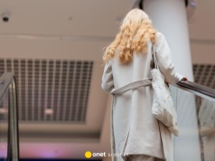 Stylistka bogatych ujawnia. Sześć niedrogich ubrań, które odmienią 40-latkę