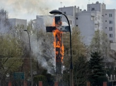 Policja podała prawdopodobną przyczynę pożaru krzyża papieskiego w Warszawie