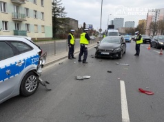 Wjechała w stojący radiowóz na drodze. Ranny policjant i kierująca peugeotem