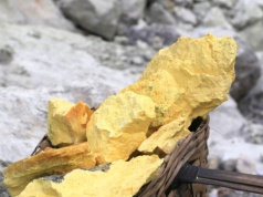 Drożeją wojenne surowce. "Towarem o wysokiej cenie będzie także woda"