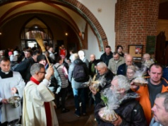 Święconka i 450 paczek z żywnością od szczecińskiej Caritas dla najuboższych i bezdomnych