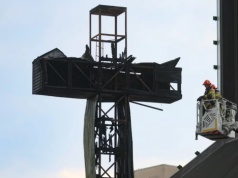 W Warszawie spłonął historyczny krzyż papieski